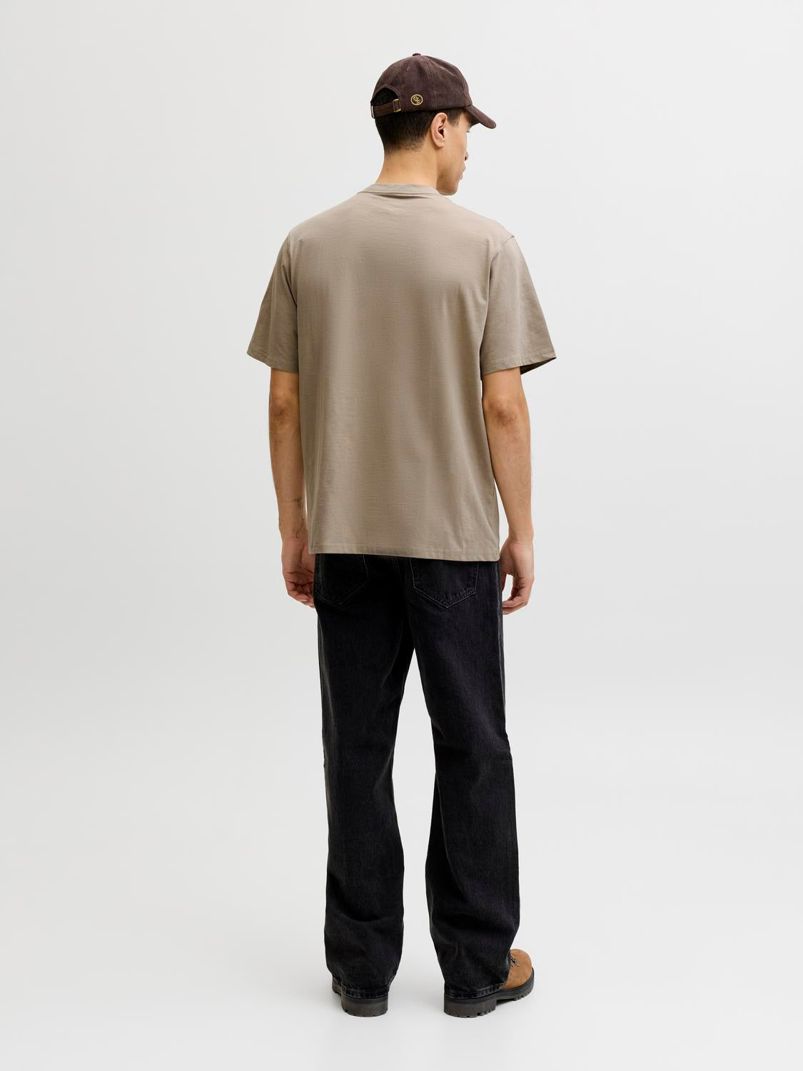 model_shot-back